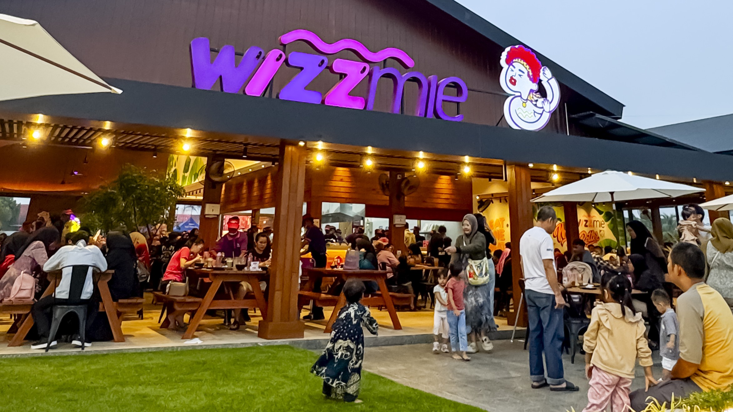 Pengunjung Wizzmie Purwokerto